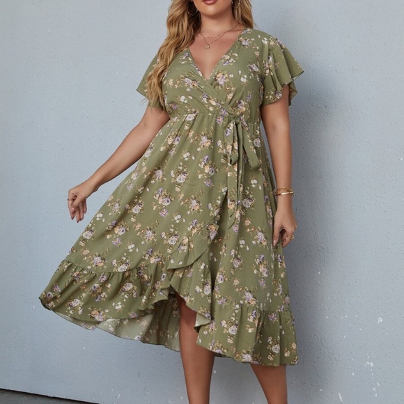 Bellanblue Dresses & Skirts - Boho Plus White floral Print Butterfly Sleeve Maxi Dress